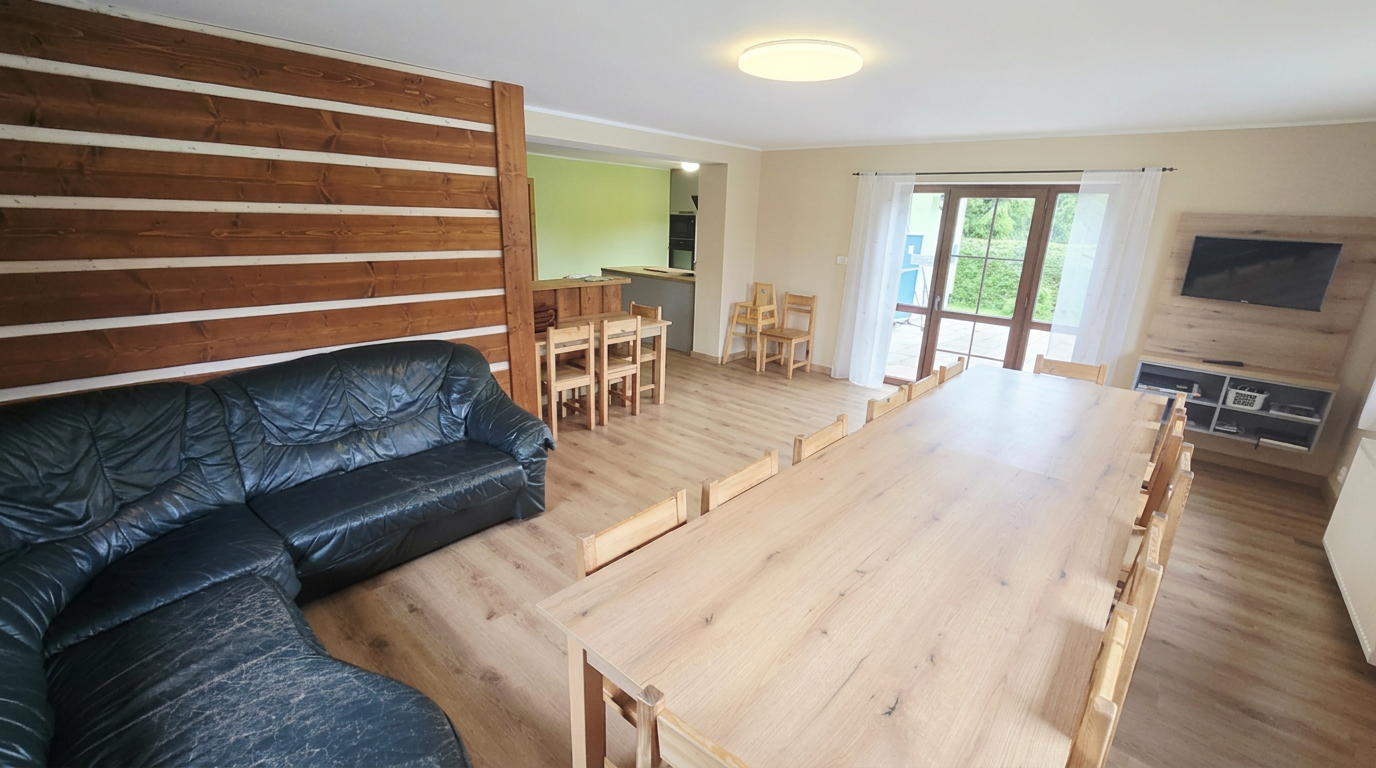 Obývací část s koženou sedací soupravou a televizí – Apartmány Chaloupka, ubytování Jizerské hory
