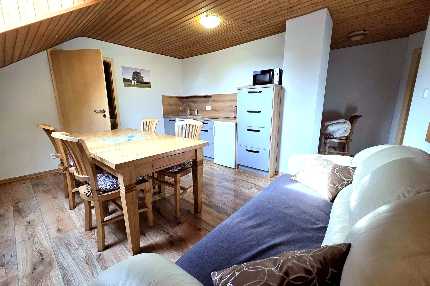 Apartmán 4 – jídelní kout s kuchyňskou linkou a sedací soupravou – Apartmány Sára, Tanvald - Žďár