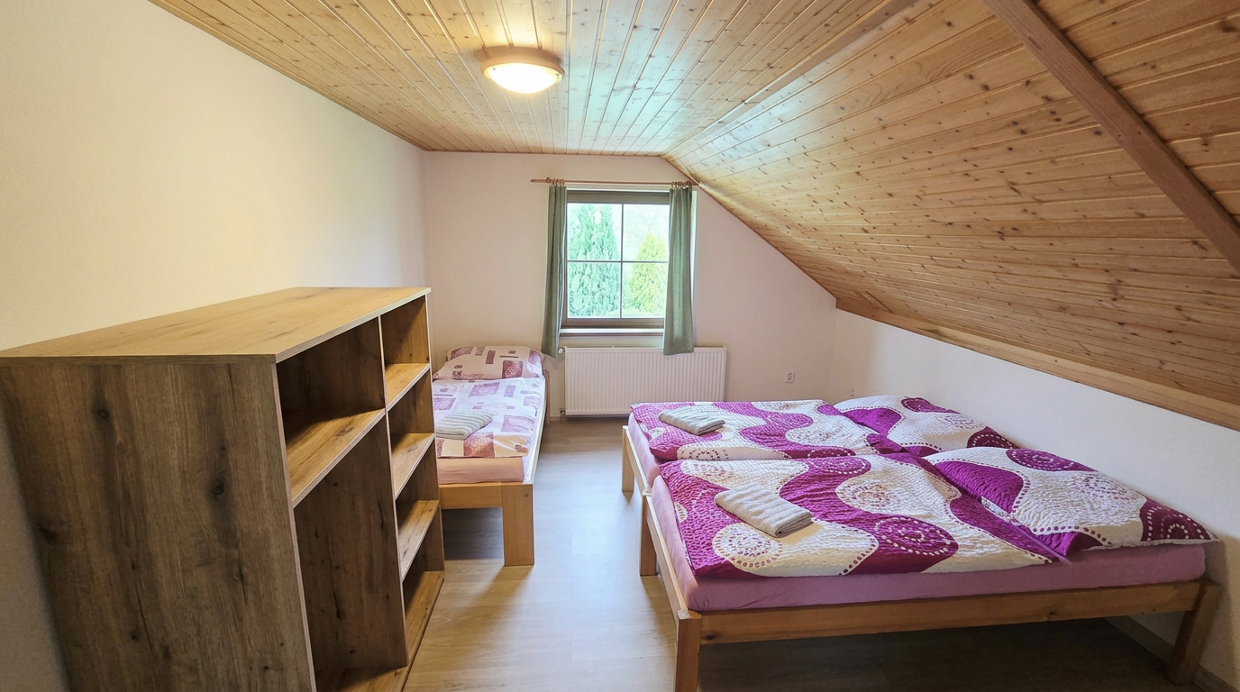 Podkrovní ložnice s manželskou postelí – Apartmány Chaloupka