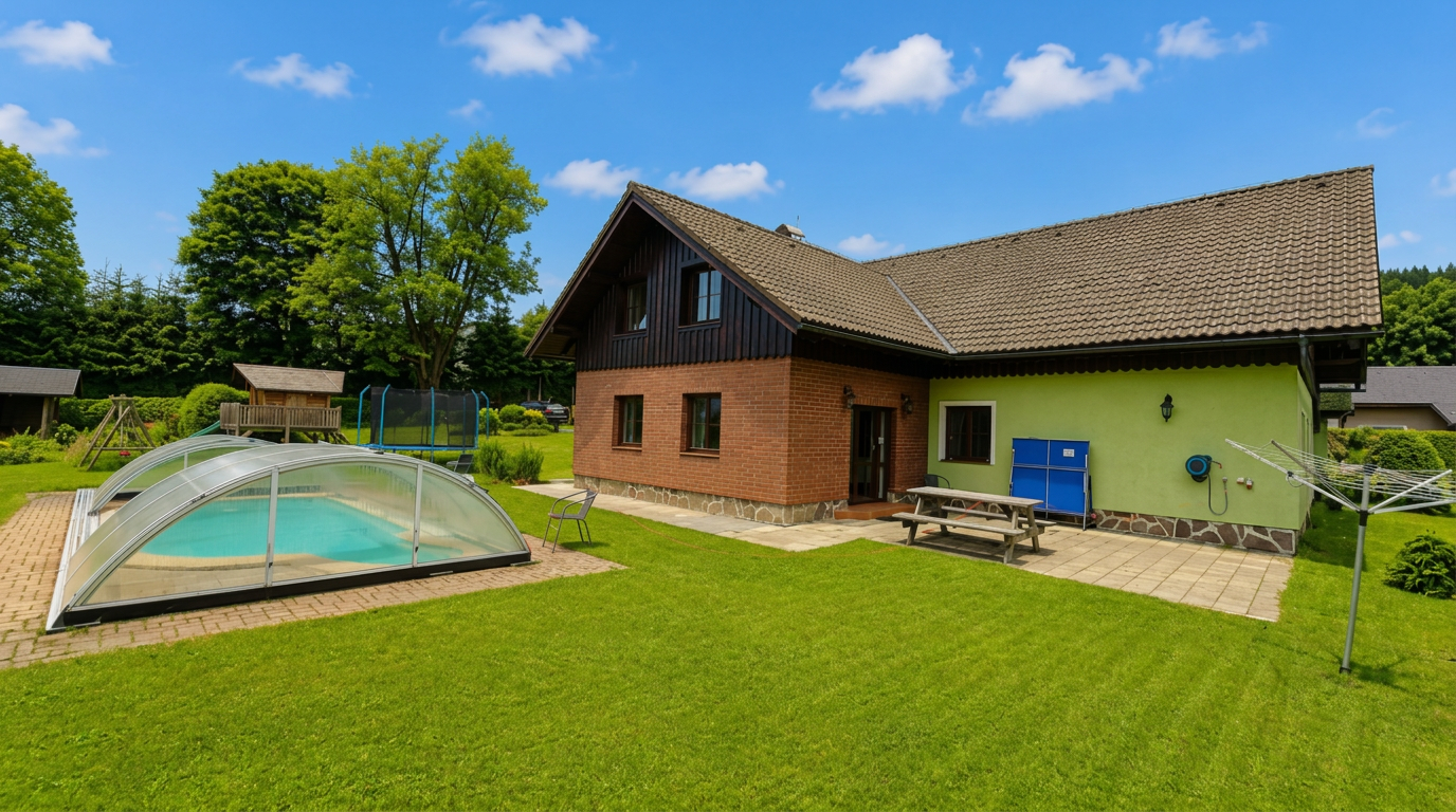 Chaloupka zvenku s bazénem, trampolínou a posezením – Apartmány Chaloupka, ubytování Jizerské hory