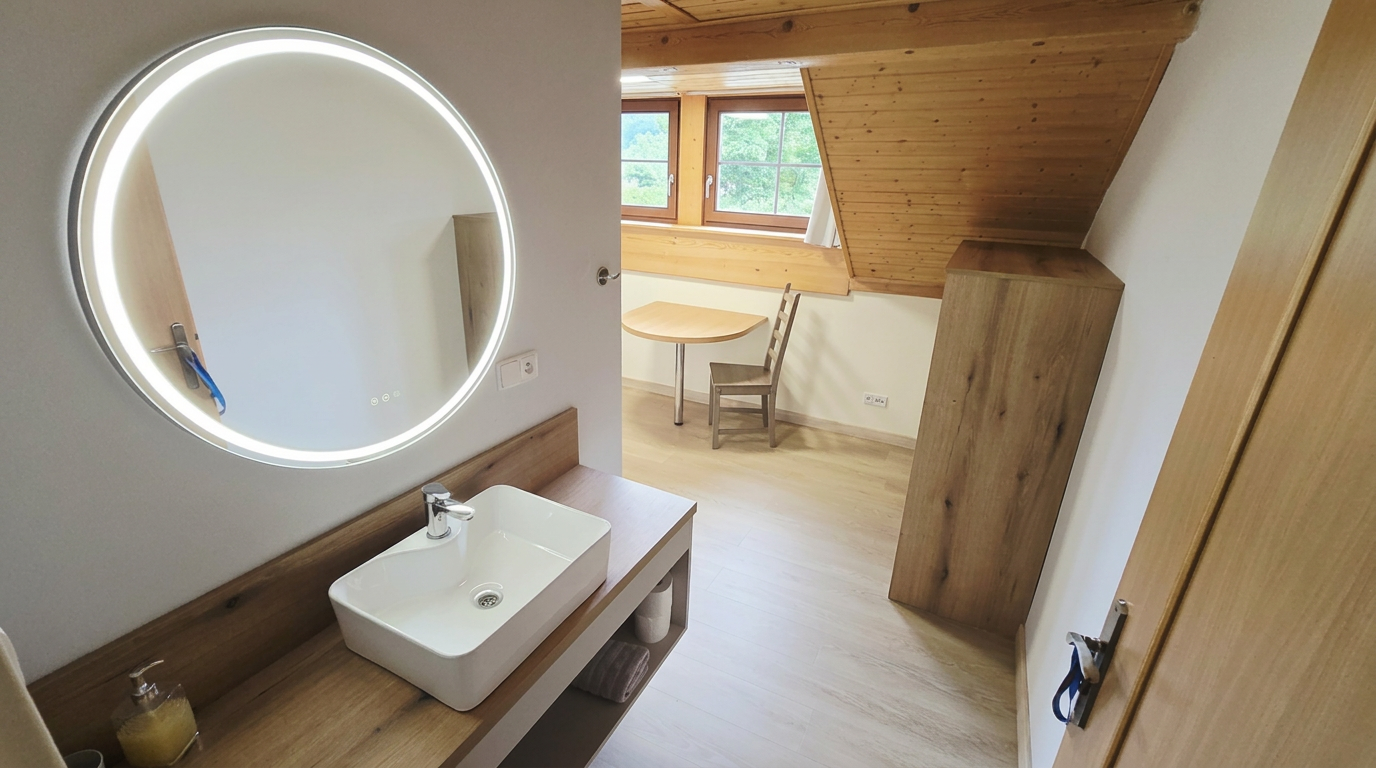 Koupelna s umyvadlem a průhledem do pokoje – Apartmány Chaloupka, ubytování Jizerské hory