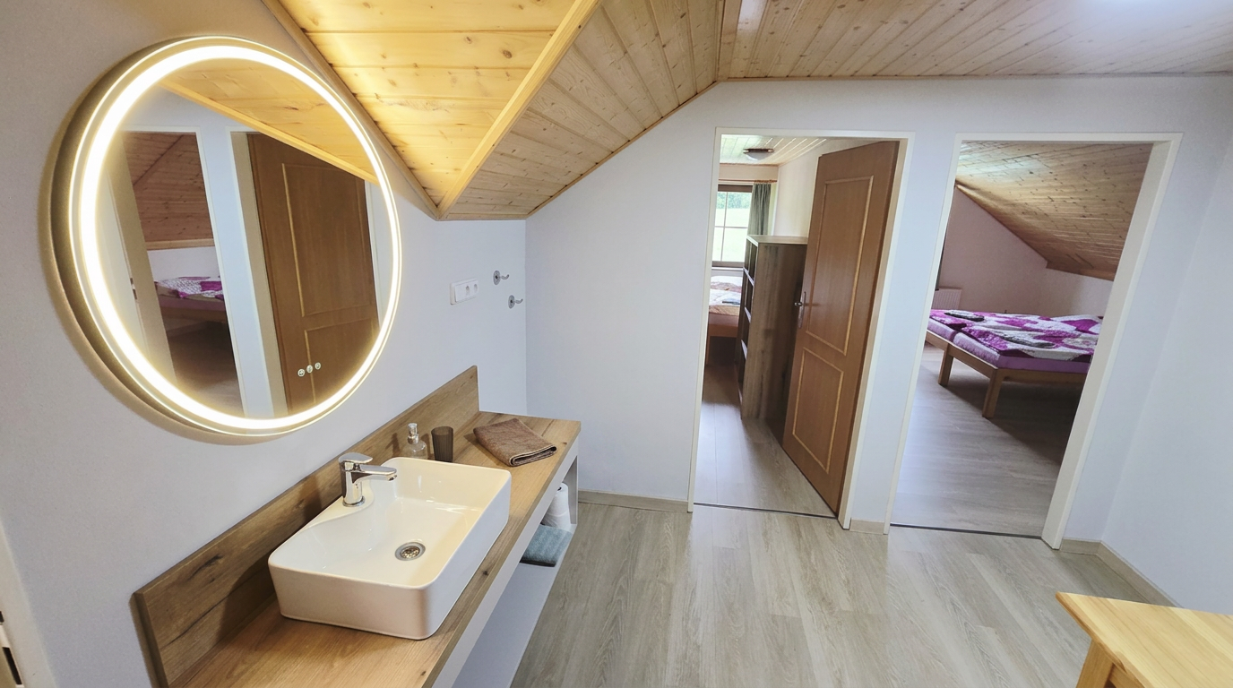 Koupelna s umyvadlem a podsvíceným zrcadlem – Apartmány Chaloupka, ubytování Jizerské hory