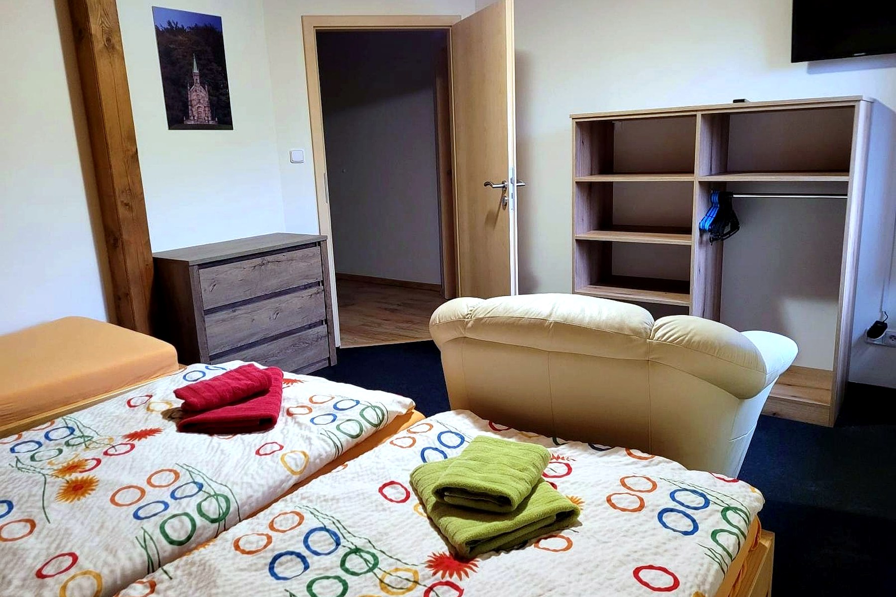 Apartmán 4 – ložnice s lůžky a šatní skříní, Apartmány Sára