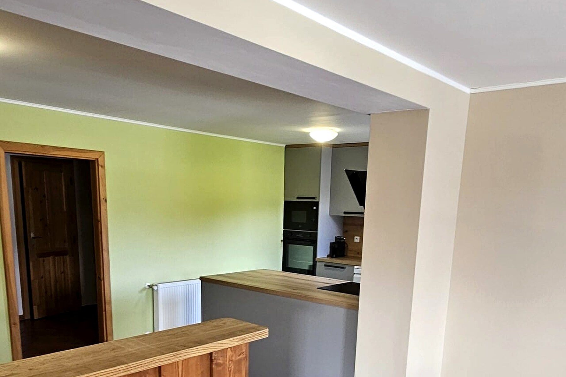 Pohled z jídelního koutu do společné kuchyňky – Apartmány Chaloupka, ubytování Jizerské hory