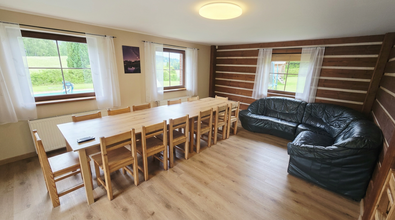Společenská místnost s dlouhým stolem pro 16 osob – Apartmány Chaloupka