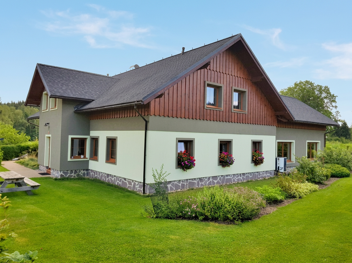 Dům s upravenou zahradou v létě – Apartmány Sára, ubytování Jizerské hory