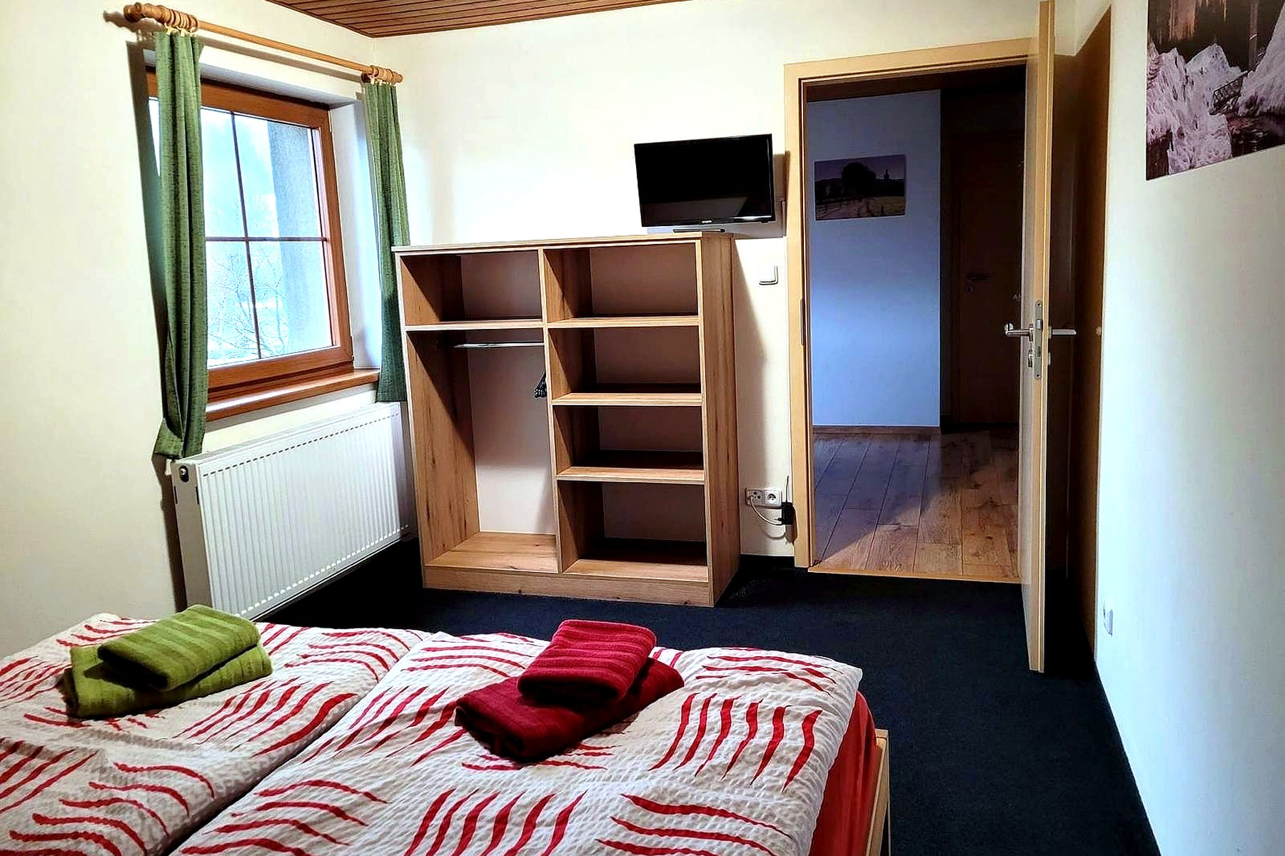Apartmán 1 – ložnice s postelí a šatní skříní, Apartmány Sára