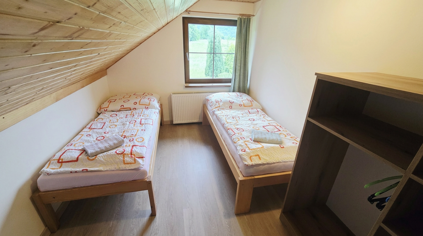 Podkrovní pokoj se dvěma lůžky a šikmým dřevěným stropem – Apartmány Chaloupka, ubytování Jizerské hory