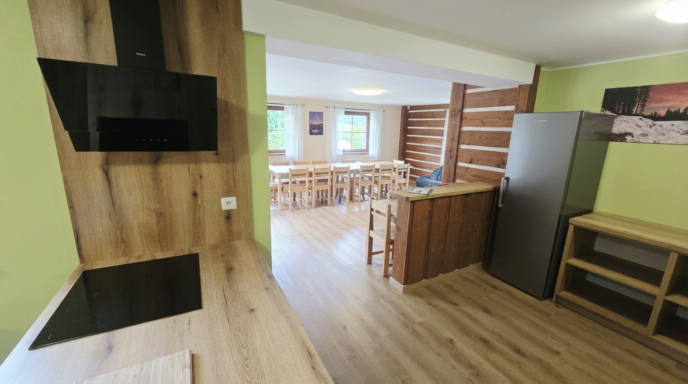 Průchod z kuchyně do společenské místnosti – Apartmány Chaloupka, ubytování Jizerské hory