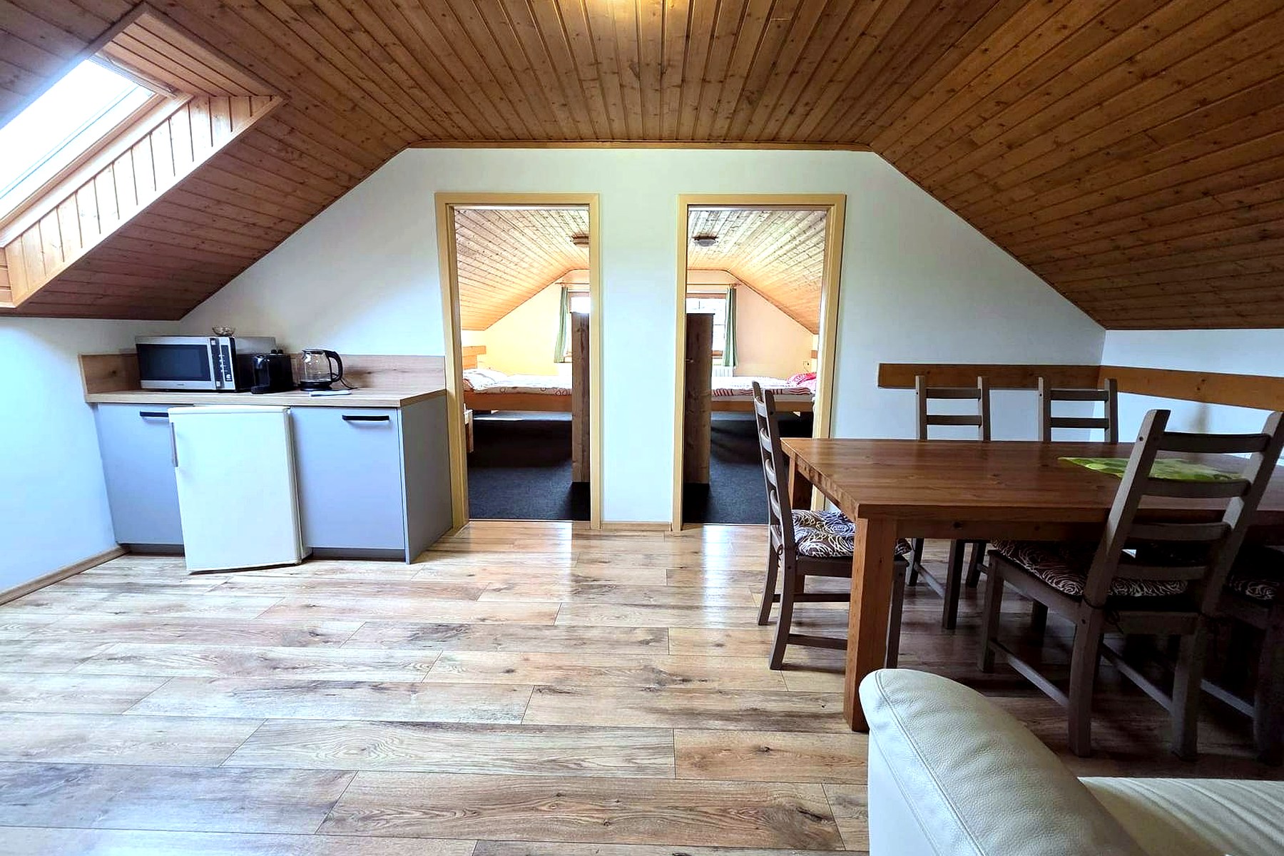 Apartmán 2 – obývací část s jídelním stolem a vstupem do dvou ložnic – Apartmány Sára, Tanvald - Žďár