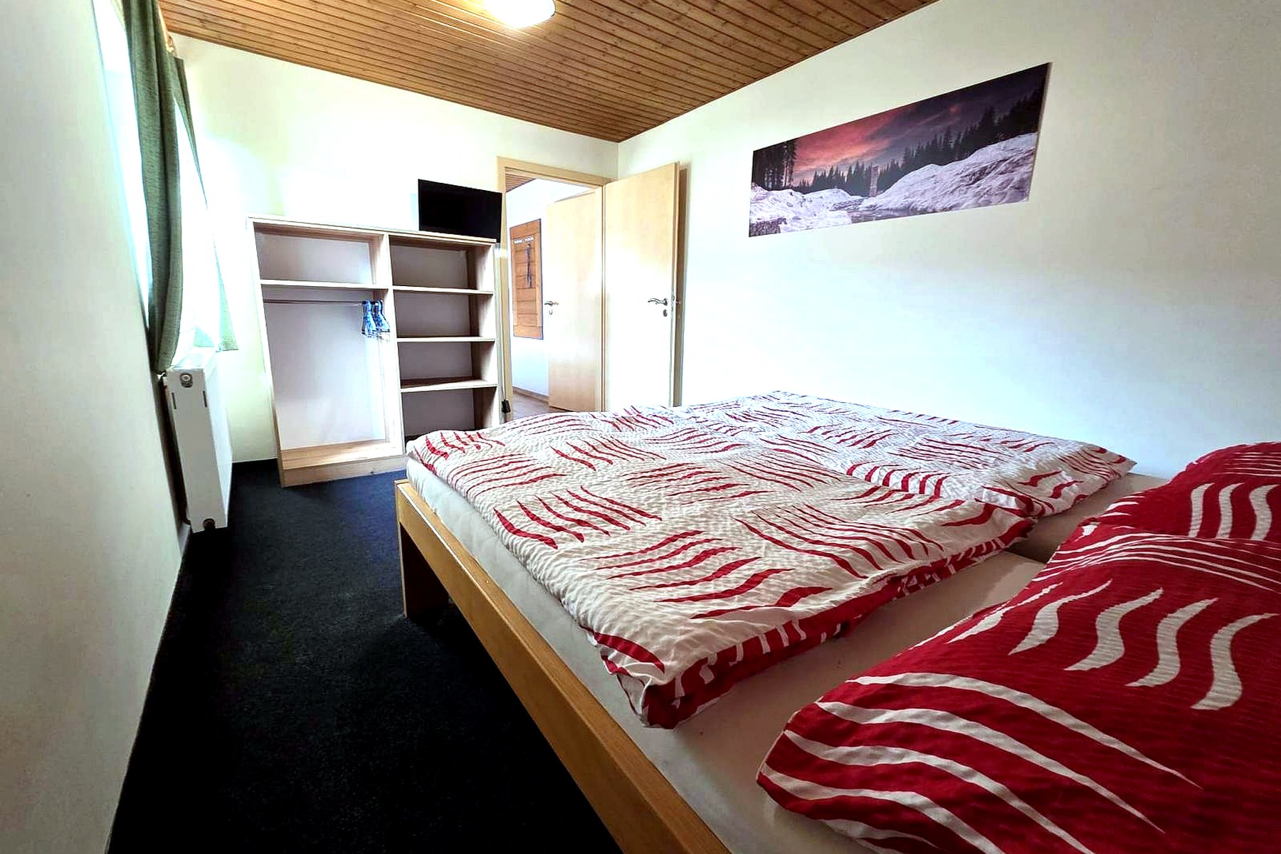 Apartmán 1 – prostorná ložnice s úložným prostorem – Apartmány Sára, rodinná dovolená v Jizerských horách