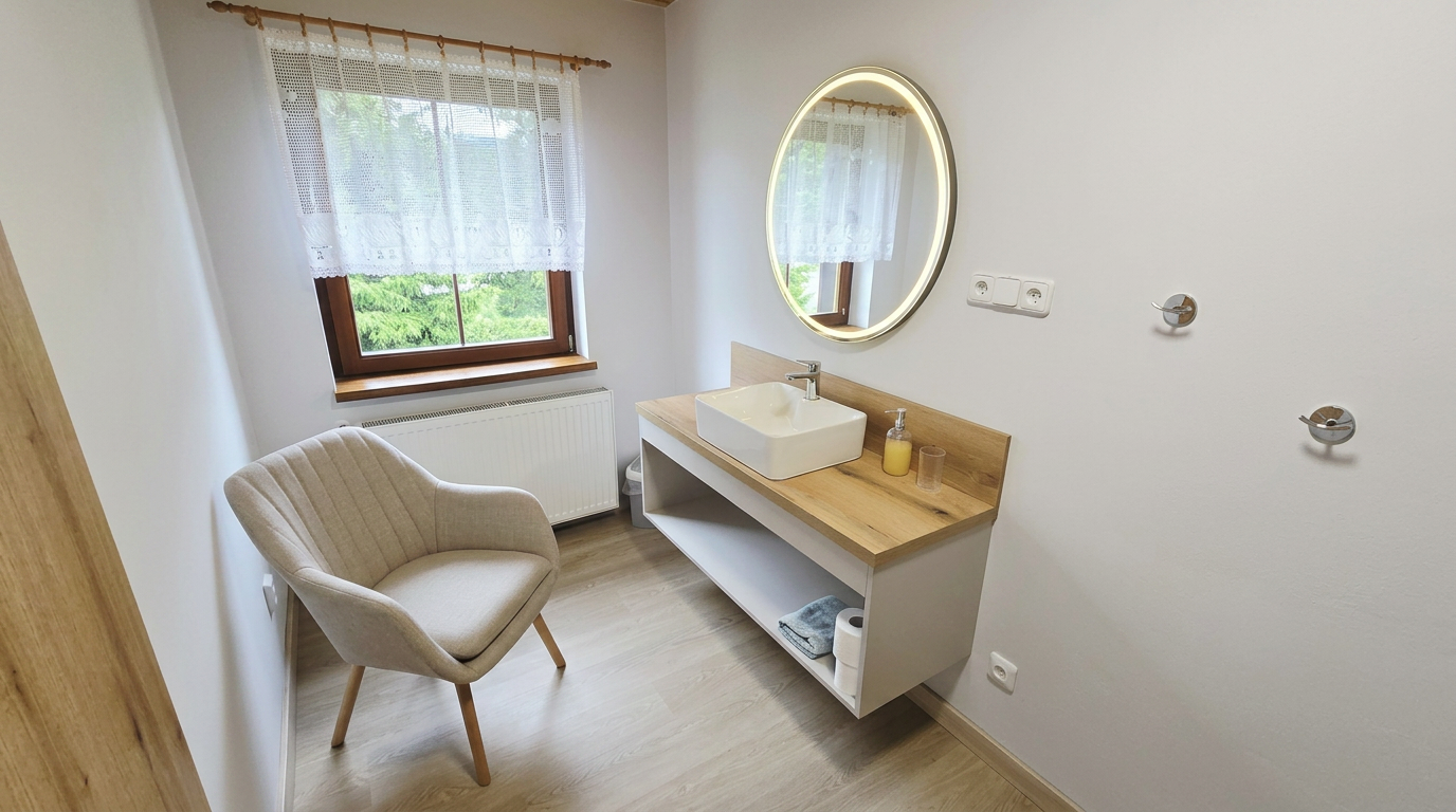 Prostorná koupelna s umyvadlem a kulatým zrcadlem – Apartmány Chaloupka, ubytování Jizerské hory