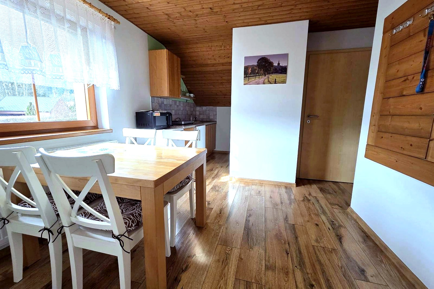 Apartmán 1 – kuchyň s jídelním stolem, Apartmány Sára