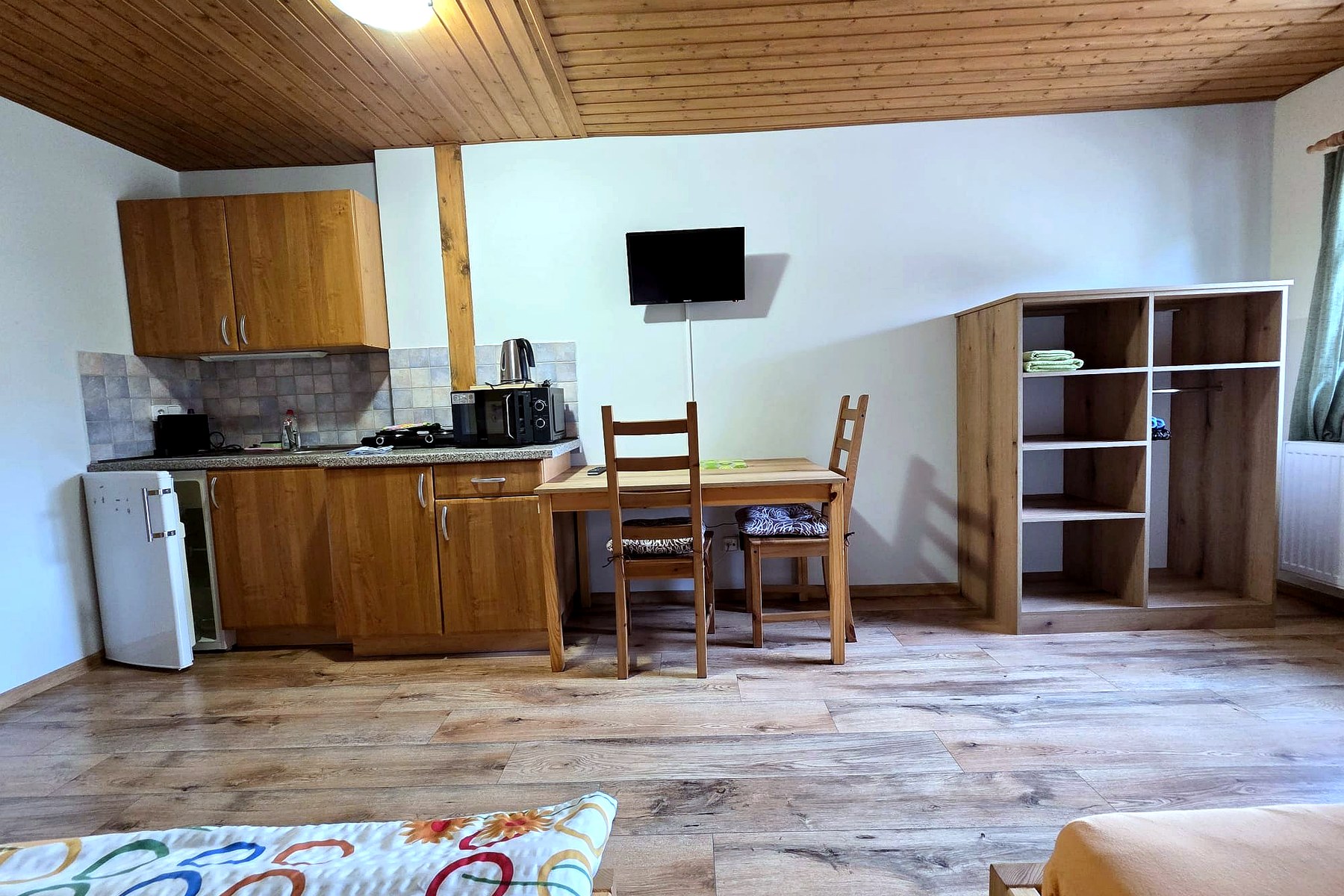 Apartmán 3 – obytná místnost s kuchyňským koutem a lůžky, Apartmány Sára, ubytování Jizerských hor