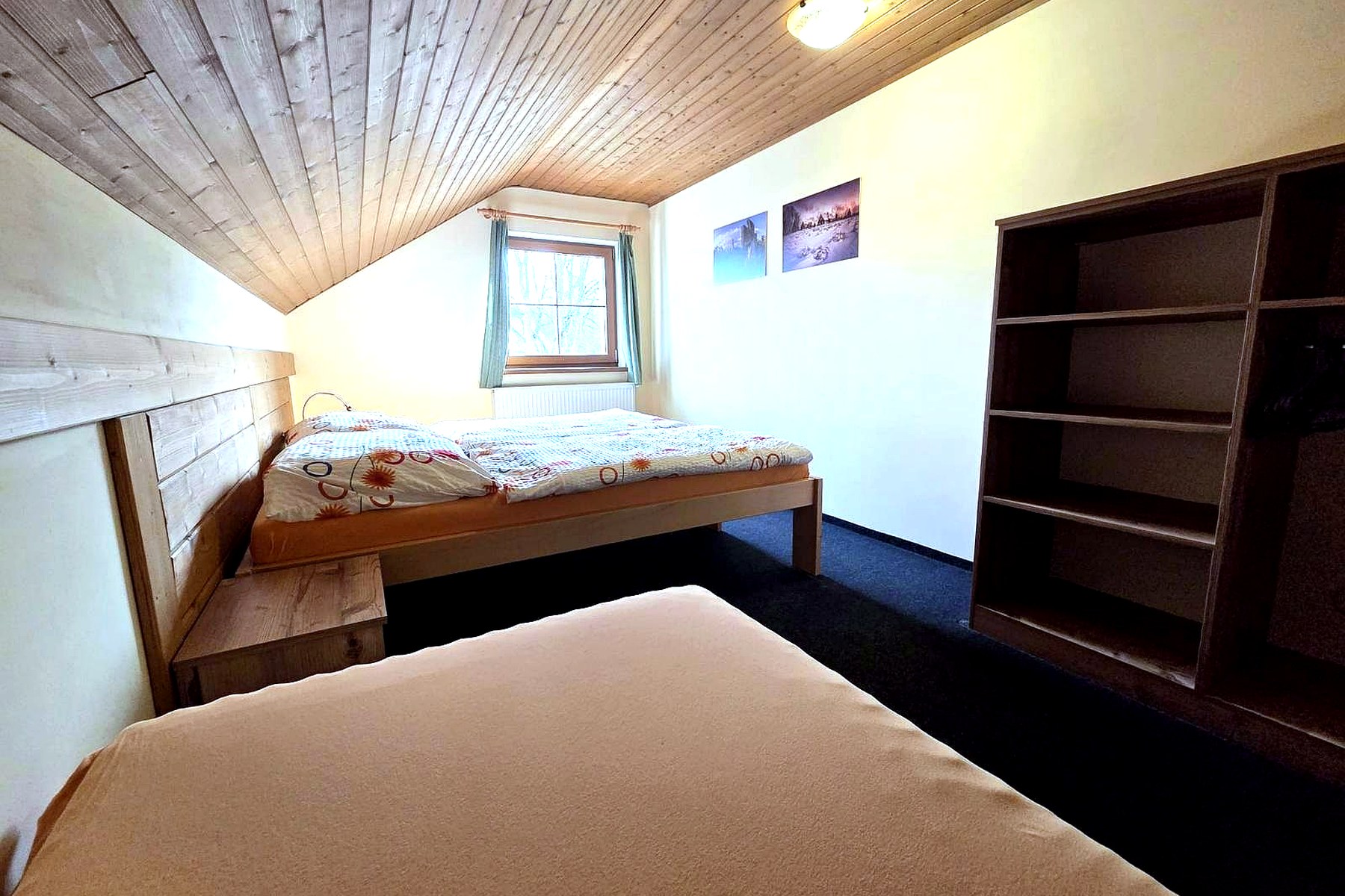 Apartmán 2 – ložnice s manželskou postelí, Apartmány Sára