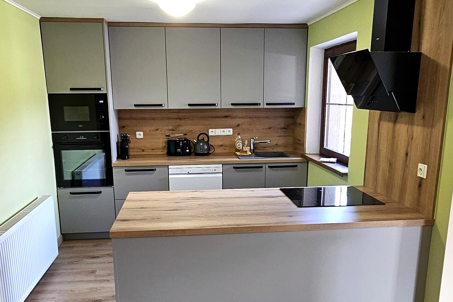 Vybavená společná kuchyňka s troubou, myčkou a dřevěnou pracovní deskou – Apartmány Chaloupka, ubytování Jizerské hory