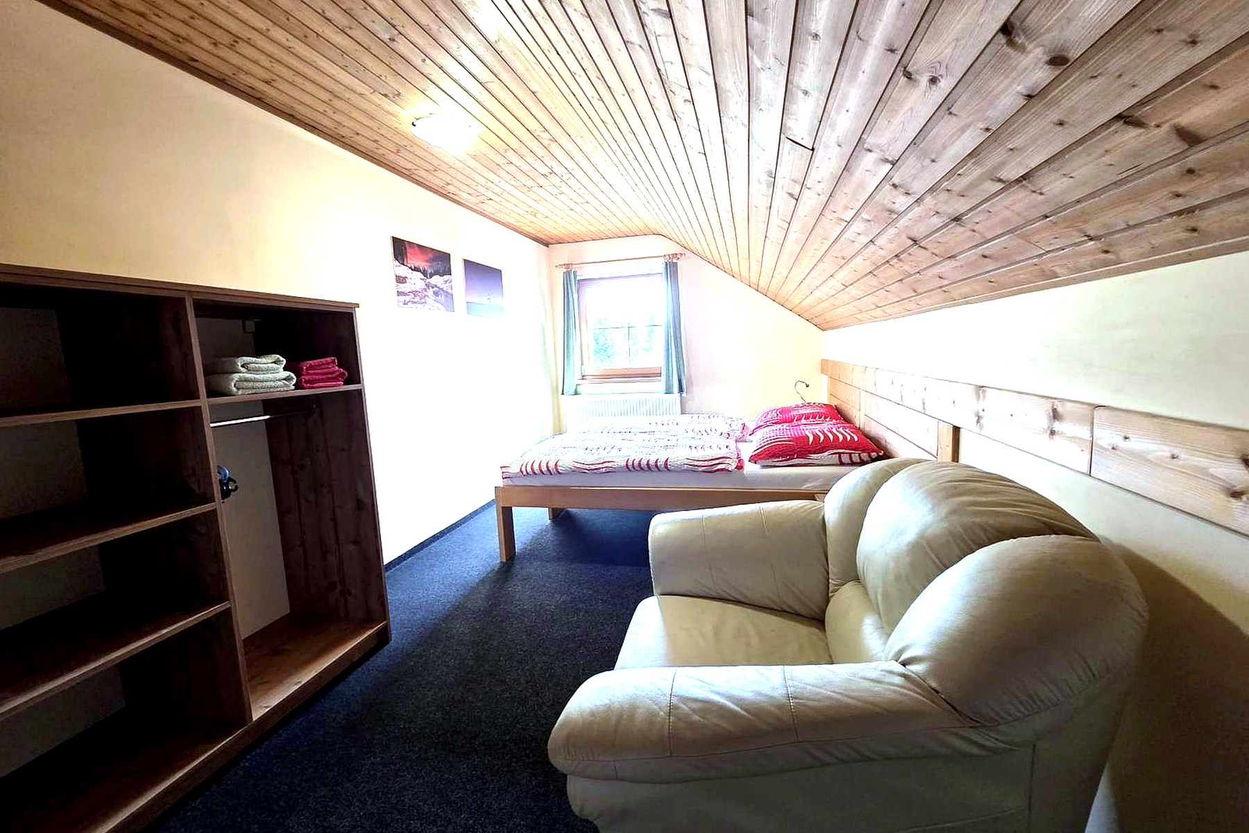 Apartmán 2 – podkrovní ložnice s dvoulůžkem, Apartmány Sára