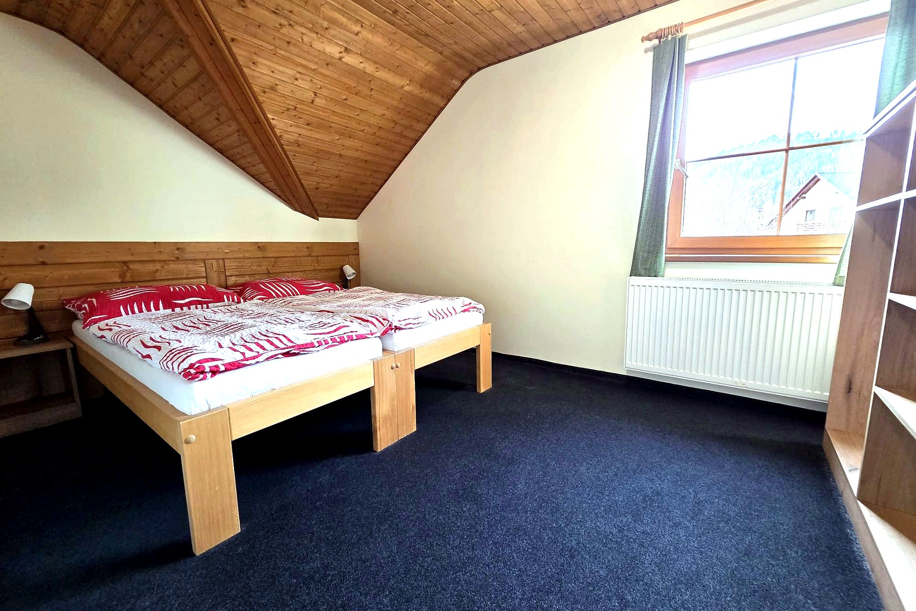Apartmán 1 – podkrovní ložnice s manželskou postelí, Apartmány Sára