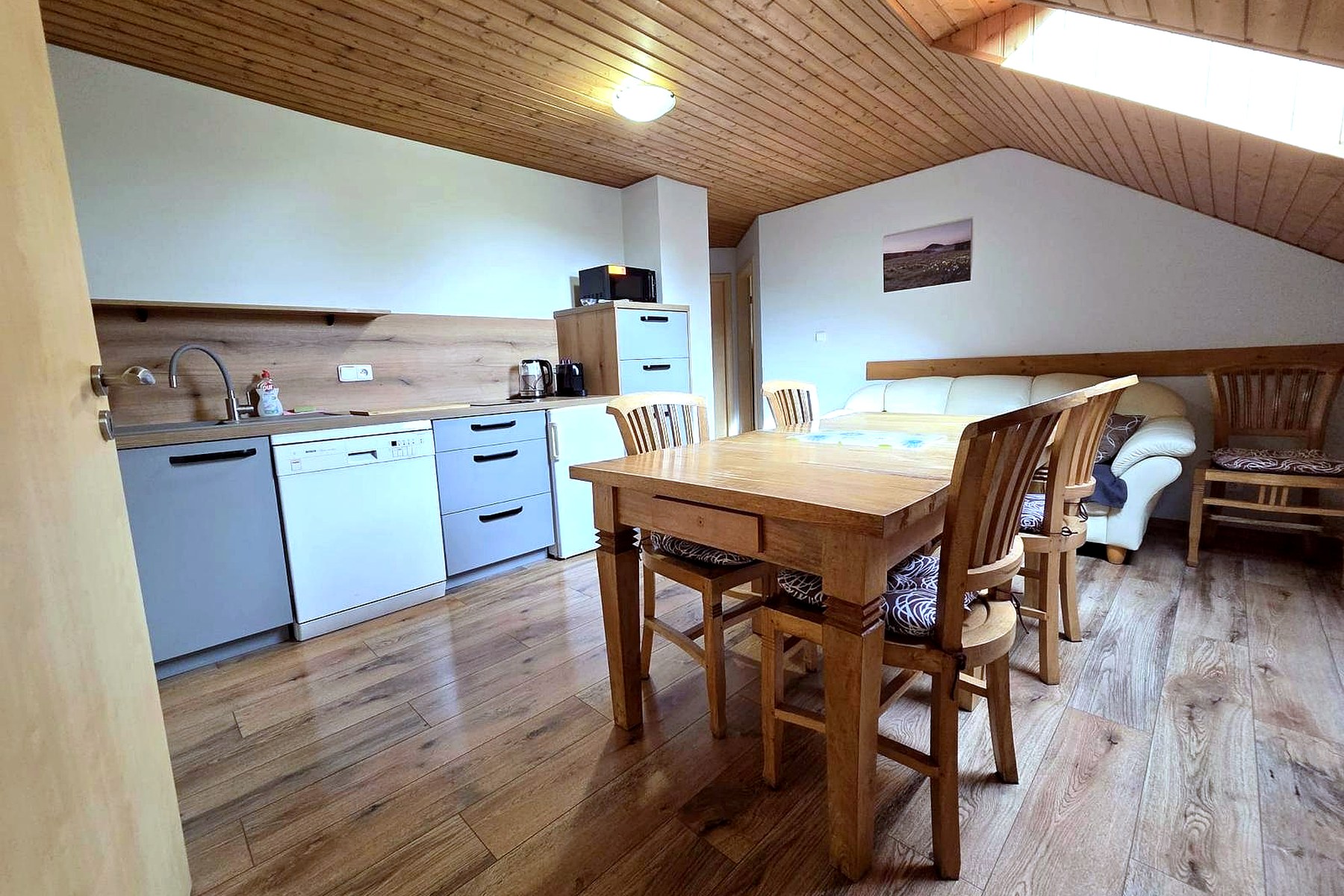 Apartmán 4 – obytná část s kuchyní a jídelním stolem, Apartmány Sára, ubytování Jizerských hor